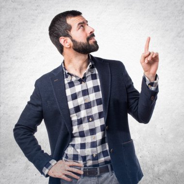 yakışıklı adam yukarı dönük