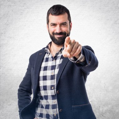 Yakışıklı adam önüne işaret