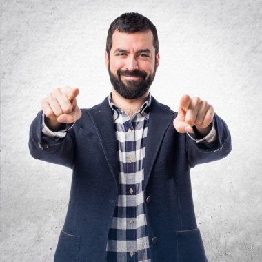 Yakışıklı adam önüne işaret