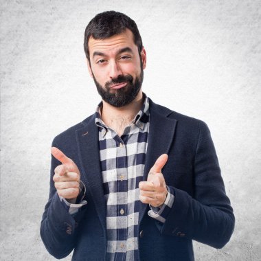 Yakışıklı adam önüne işaret