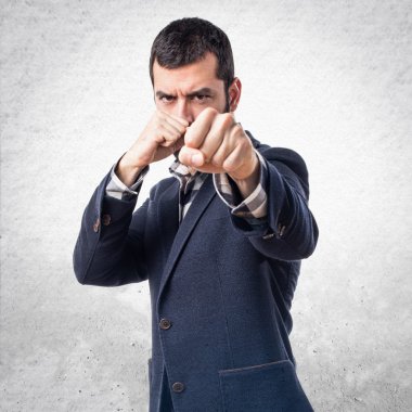 Bir yumruk veren yakışıklı adam