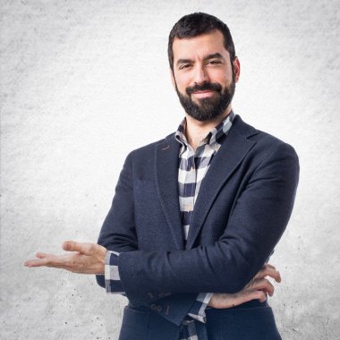 Yakışıklı adam bir şey sunmak