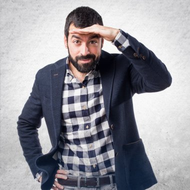 yakışıklı bir adam bir şey gösteriliyor