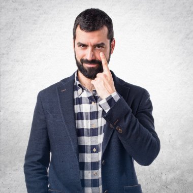 yakışıklı bir adam bir şey gösteriliyor