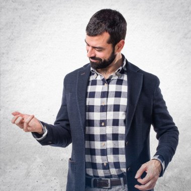 Yakışıklı adam gitar jest yapma