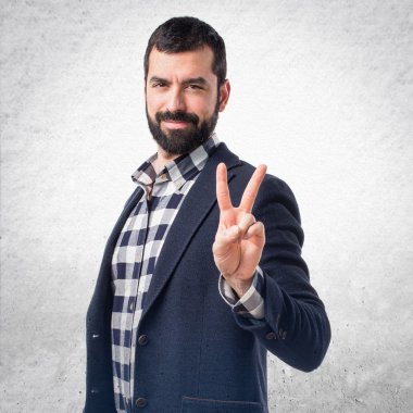 Zafer hareketi yapan adam.