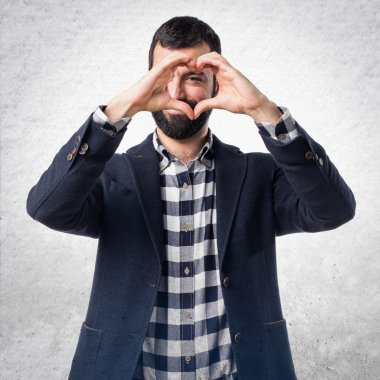 Elleriyle kalp yapan adam