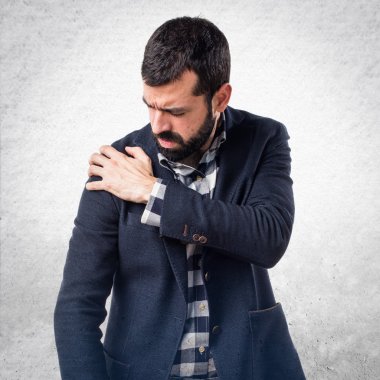 omuz ağrısı olan adam