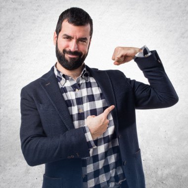 Adam güçlü bir jest yapma