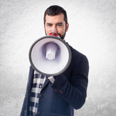 Megafon tarafından bağıran adam