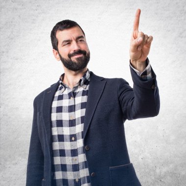 Şeffaf ekranda dokunmadan adam