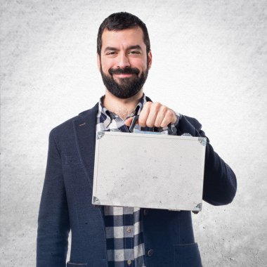 Elinde evrak çantası olan bir adam.