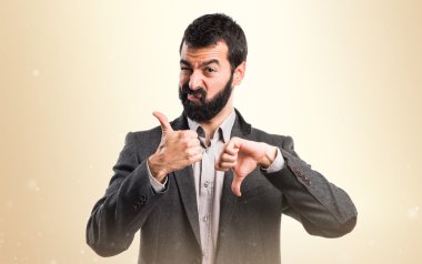 Adam iyi-kötü işaret yapma