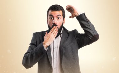 Adam sürpriz jest yapıyor.