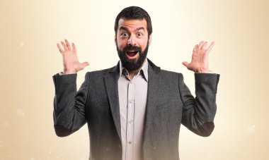 Adam sürpriz jest yapıyor.