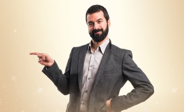 Lateral için işaret eden adam