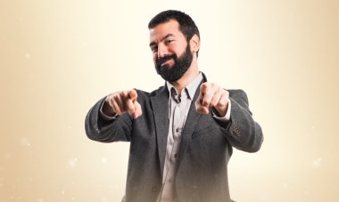 Öne doğru işaret eden adam