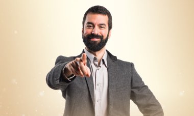 Öne doğru işaret eden adam