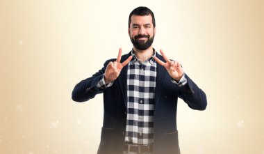 Zafer hareketi yapan adam.