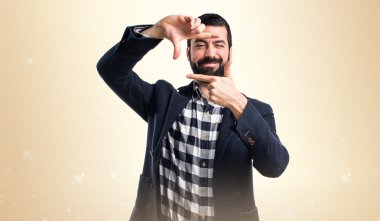 Yakışıklı adam onun parmaklarıyla odaklanarak