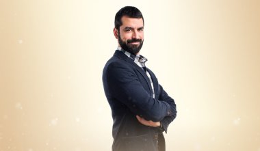 yakışıklı adam kollarını ile geçti