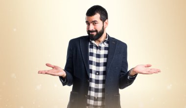 Yakışıklı adam önemsiz jest yapma