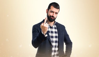 Yakışıklı adam boynuz jest yapma