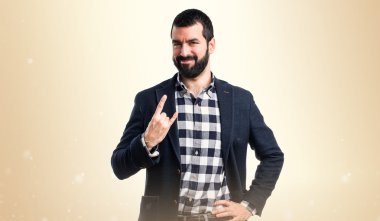 Yakışıklı adam boynuz jest yapma