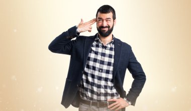 Yakışıklı adam intihar jest yapma