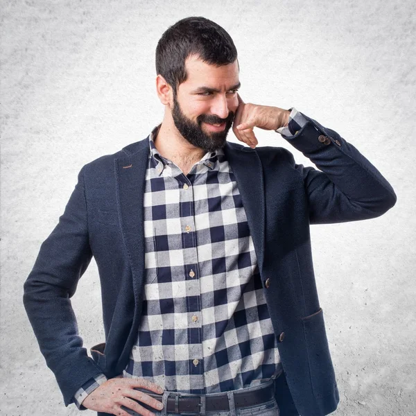 Bonito homem fazendo gesto de telefone — Fotografia de Stock