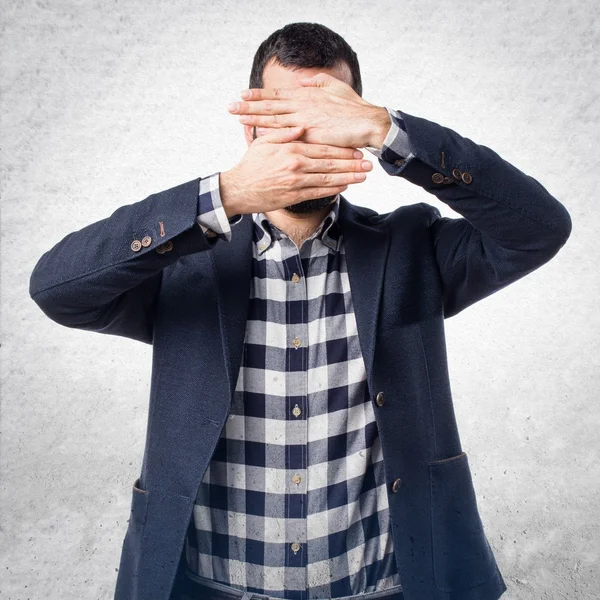 Pohledný muž, zakrývaje si tvář — Stock fotografie