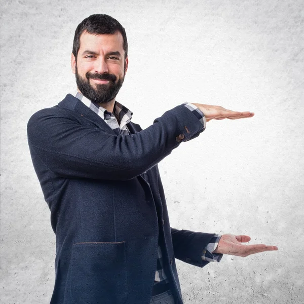 Bonito homem segurando algo — Fotografia de Stock