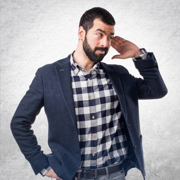 Yakışıklı adam bir şey dinleme