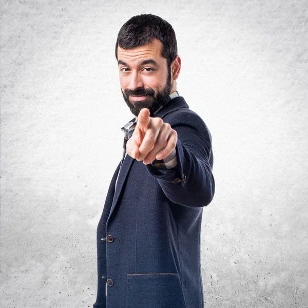 Hombre guapo señalando hacia el frente — Foto de Stock