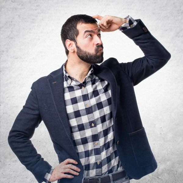 Yakışıklı adam şüpheleri