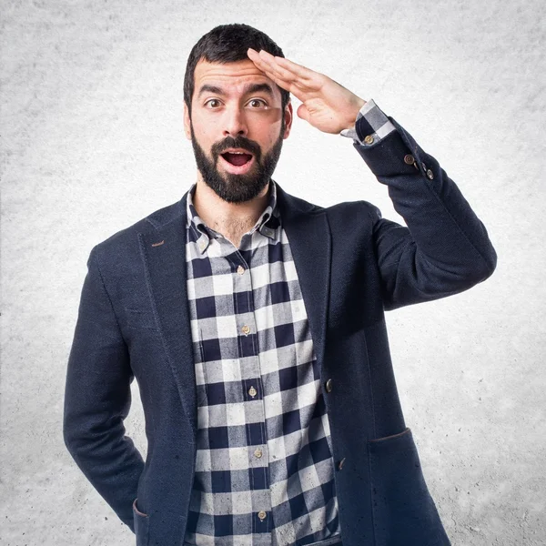 Schöner Mann, der etwas zeigt — Stockfoto