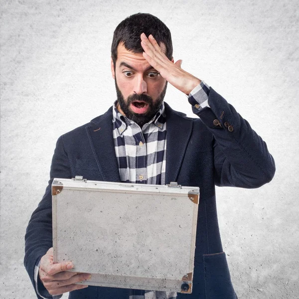 Elinde evrak çantası olan bir adam.