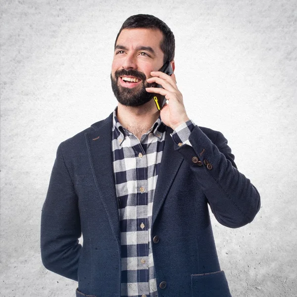 İçin mobil konuşan adam