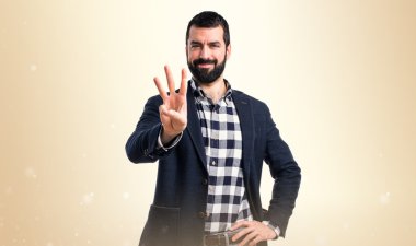 Yakışıklı adam üç sayım