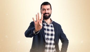 Yakışıklı adam dört sayma