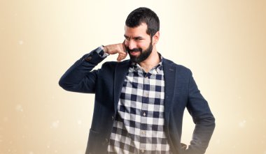 Yakışıklı adam telefon jest yapma