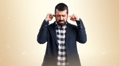 yakışıklı bir adam kulaklarını kapsayan