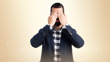 Yakışıklı adam gözlerini kapsayan