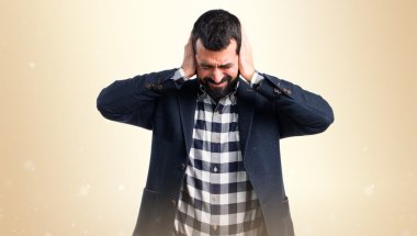 yakışıklı bir adam kulaklarını kapsayan