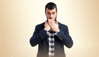 yakışıklı adam ağzını kapsayan