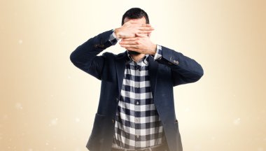 Yakışıklı adam yüzünü kapsayan