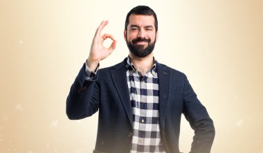 Yakışıklı adam ok işareti yapmak