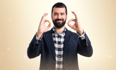 Yakışıklı adam ok işareti yapmak