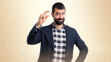 Küçük işareti yapan yakışıklı erkek