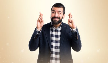 Yakışıklı adam parmaklarıyla geçiş